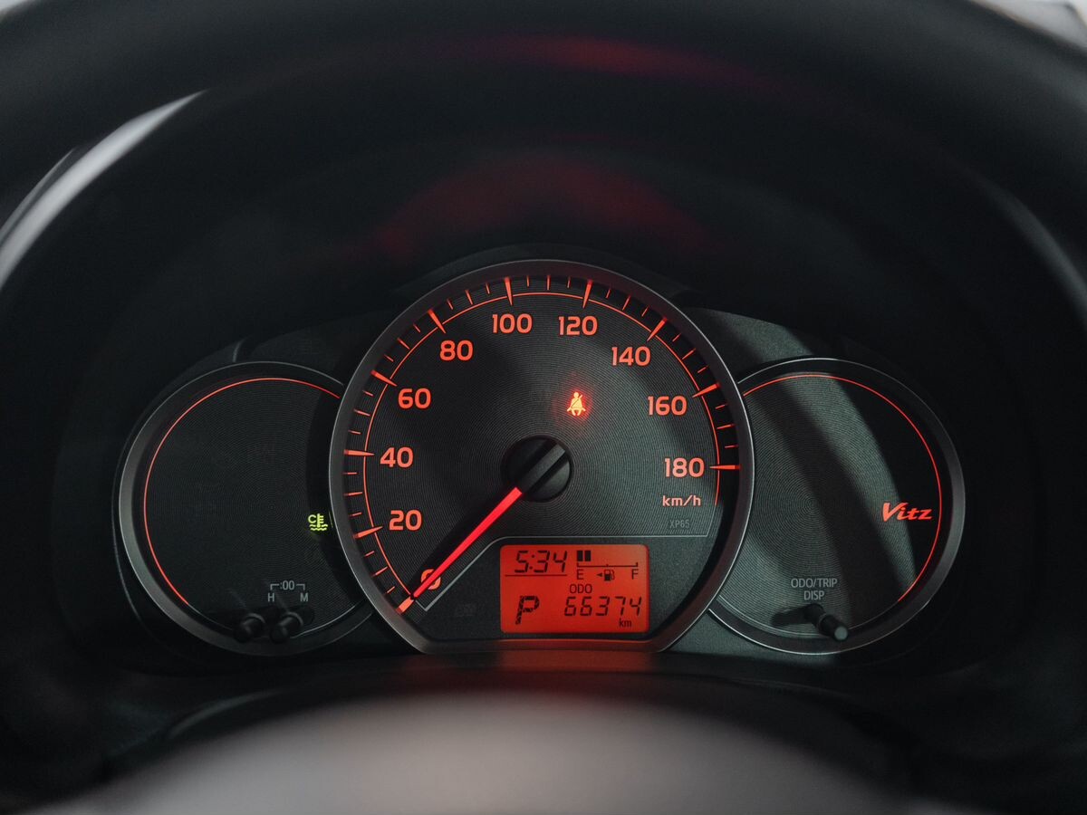 Toyota Vitz 2012 - фото автомобиля