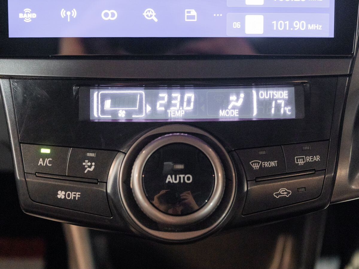 Toyota Prius Alpha 2013 - фото автомобиля