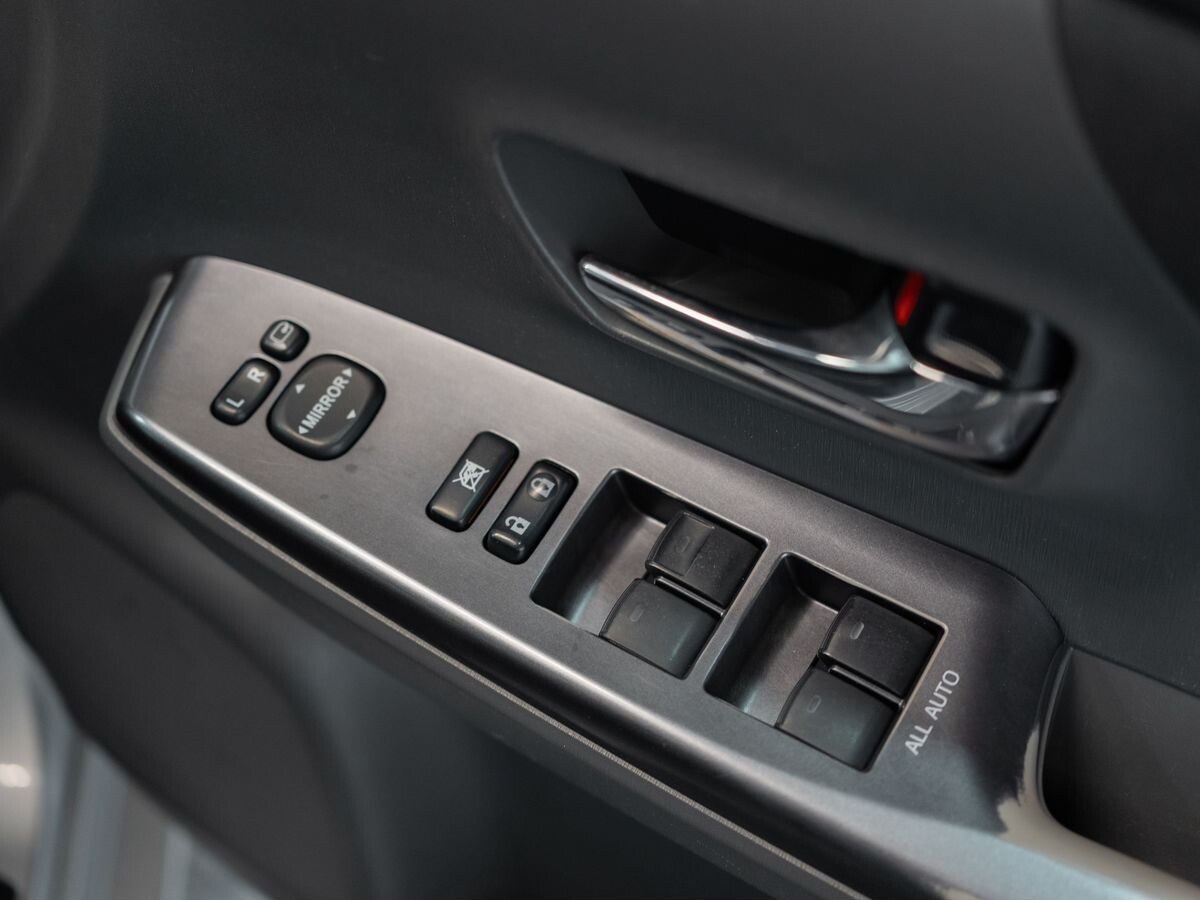 Toyota Prius Alpha 2013 - фото автомобиля