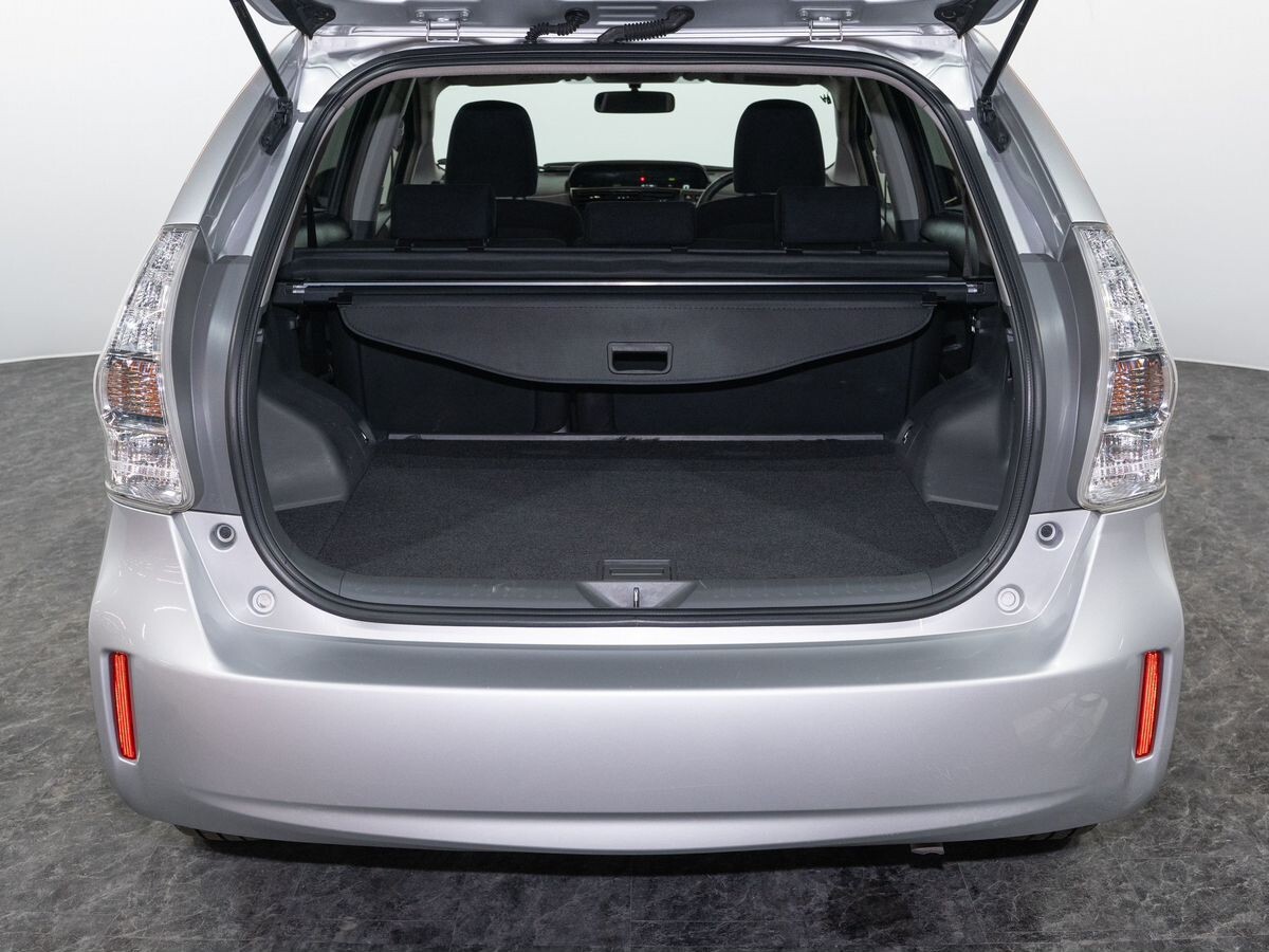 Toyota Prius Alpha 2013 - фото автомобиля