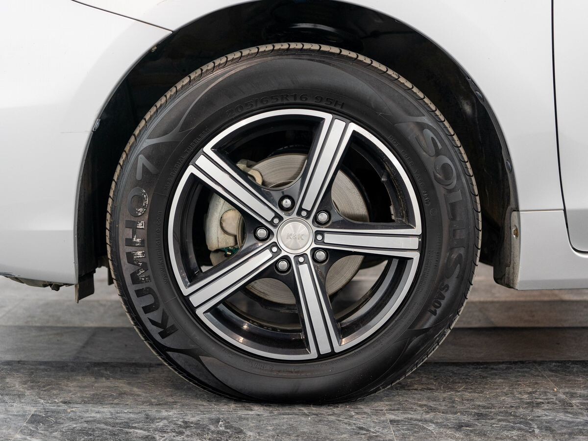 Toyota Prius Alpha 2013 - фото автомобиля