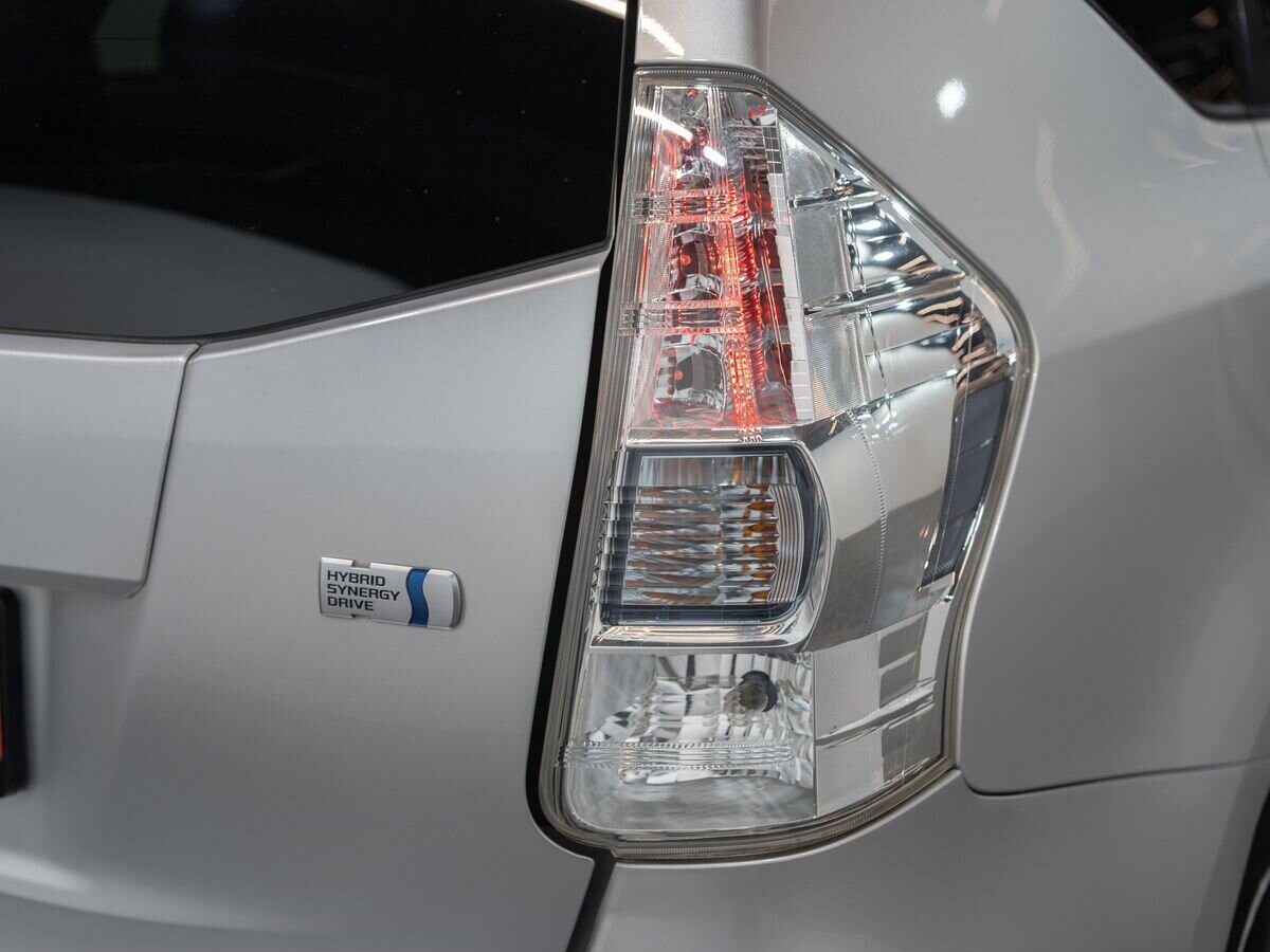 Toyota Prius Alpha 2013 - фото автомобиля
