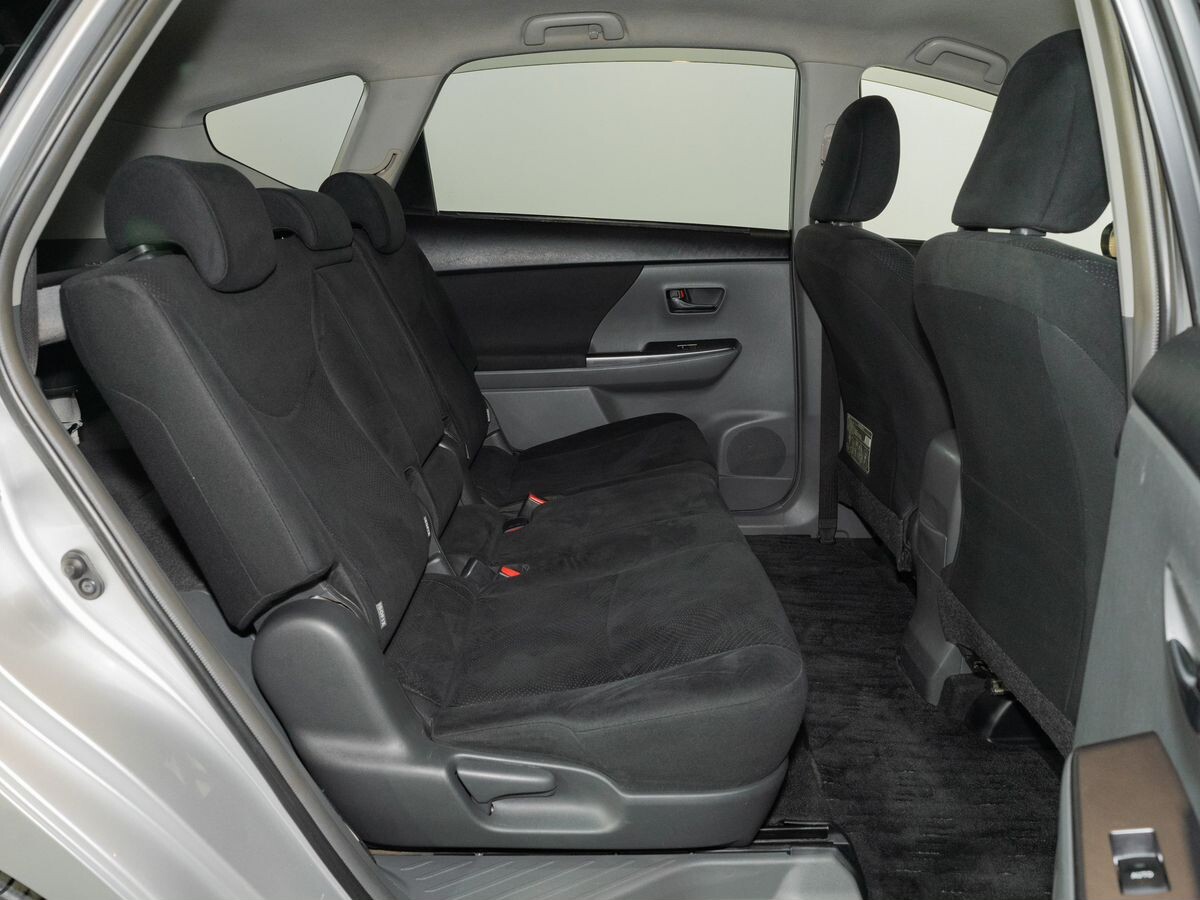 Toyota Prius Alpha 2013 - фото автомобиля