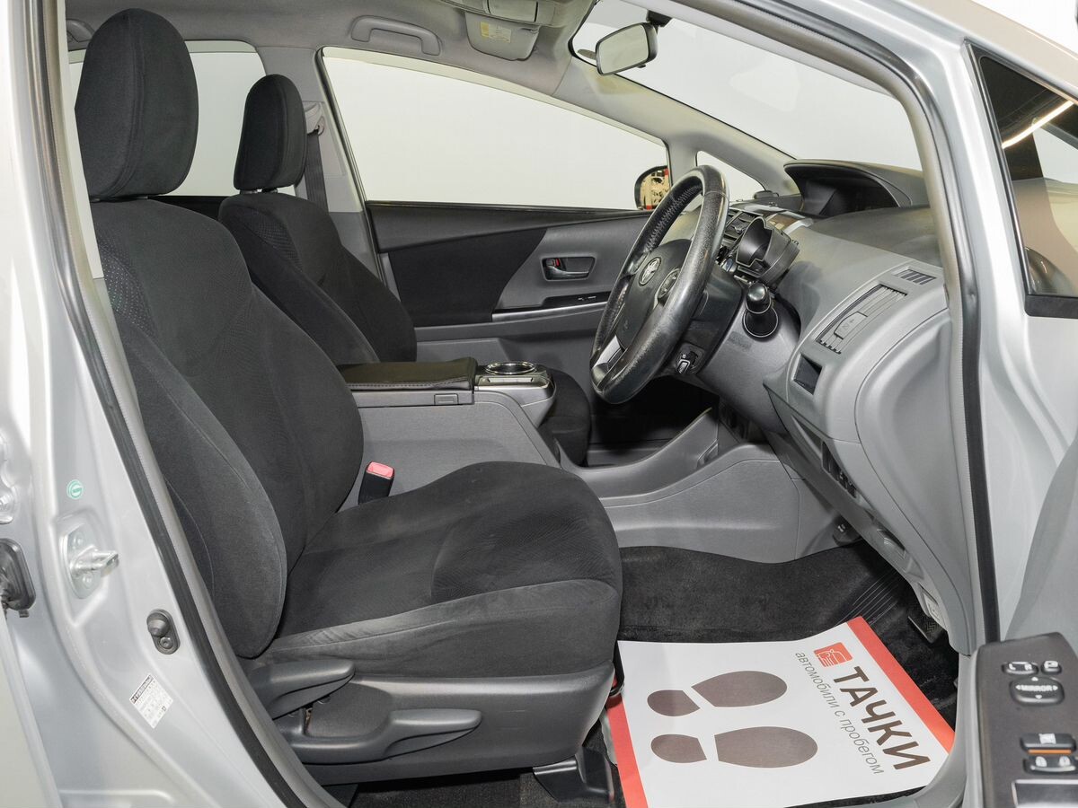 Toyota Prius Alpha 2013 - фото автомобиля