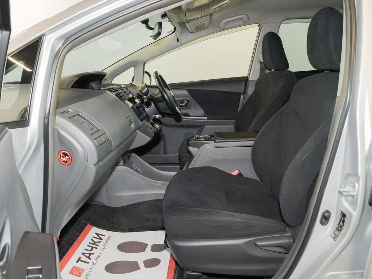 Toyota Prius Alpha 2013 - фото автомобиля