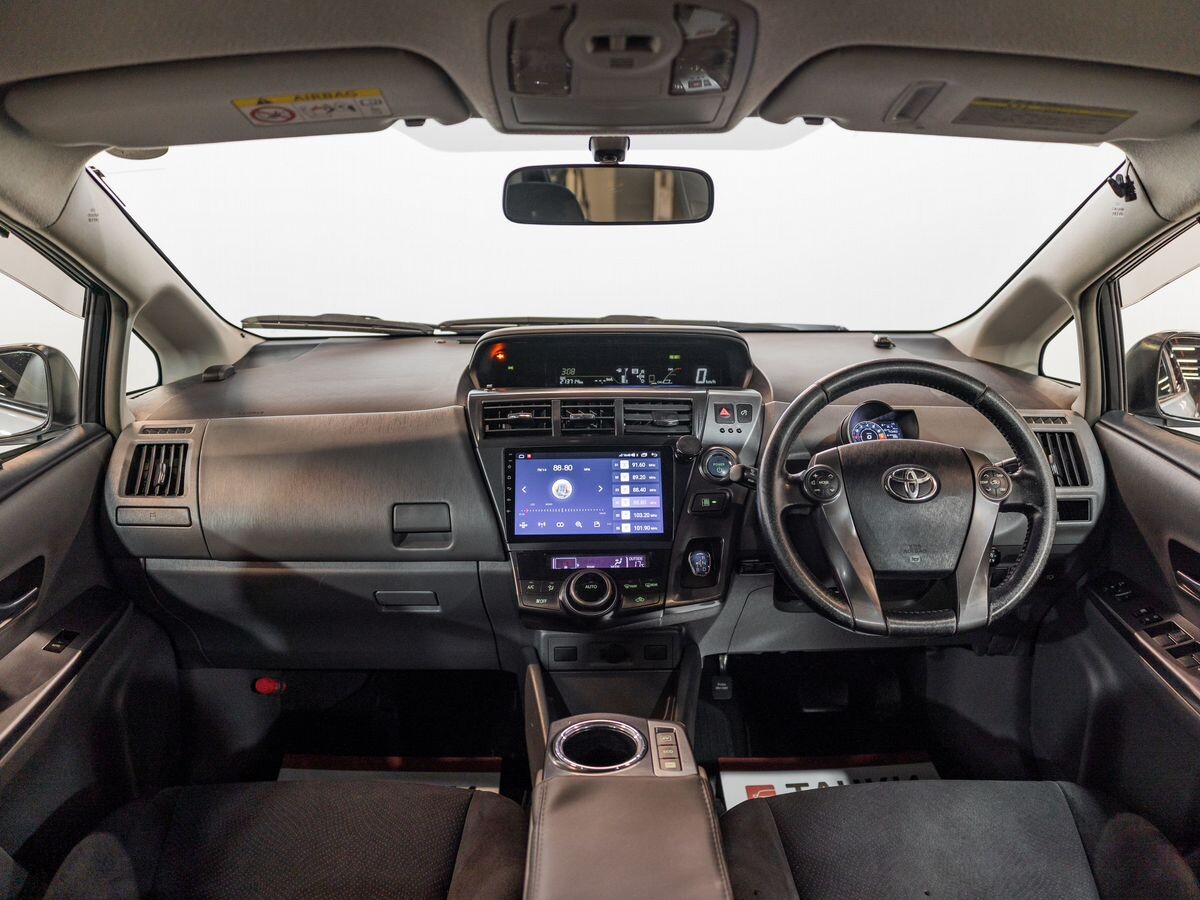 Toyota Prius Alpha 2013 - фото автомобиля
