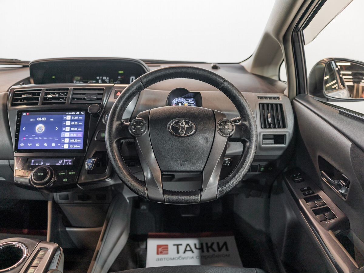 Toyota Prius Alpha 2013 - фото автомобиля
