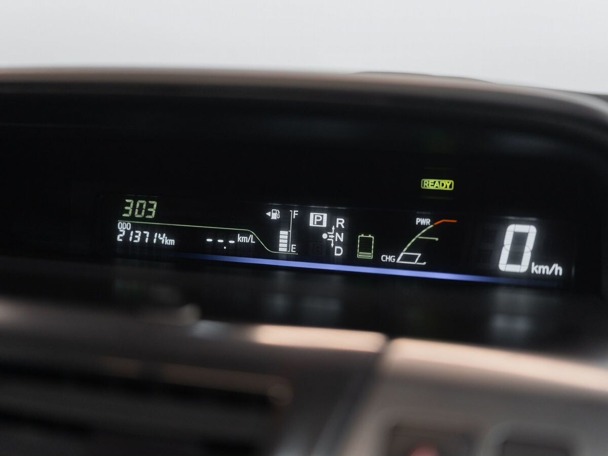 Toyota Prius Alpha 2013 - фото автомобиля