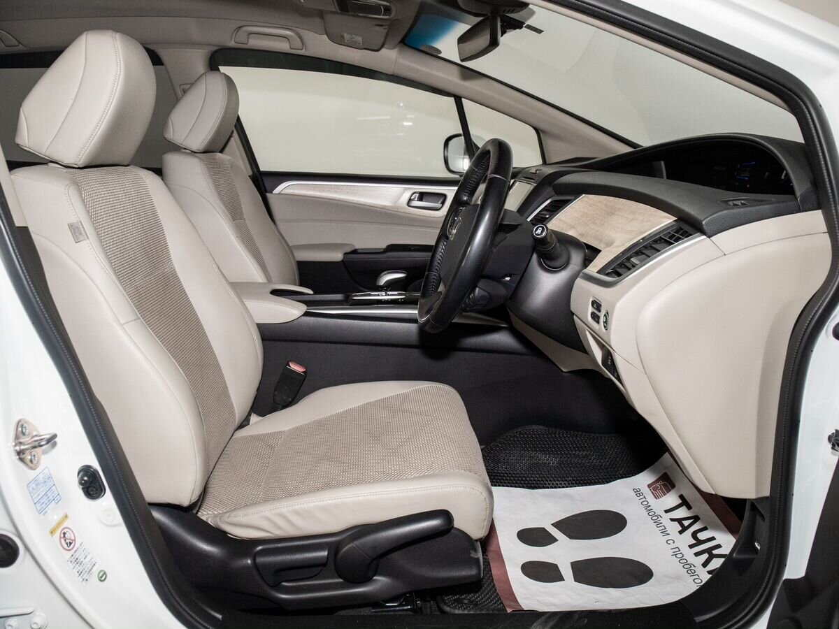 Honda Jade 2015 - фото автомобиля