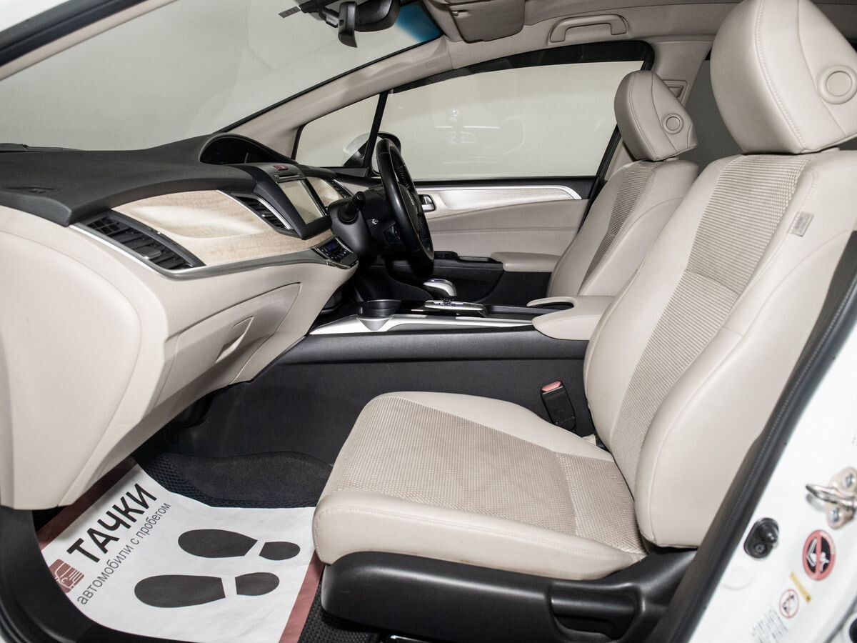 Honda Jade 2015 - фото автомобиля