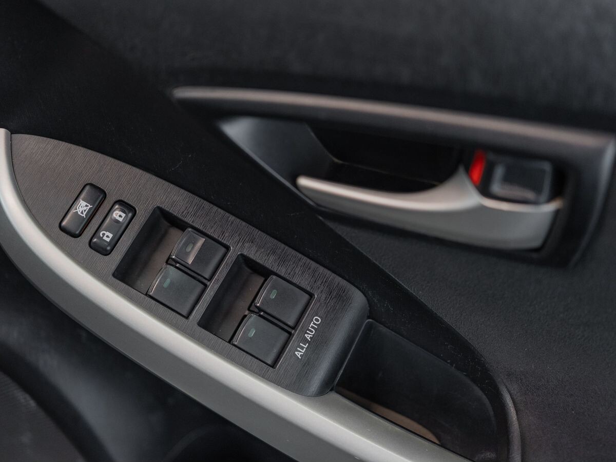 Toyota Prius 2015 - фото автомобиля