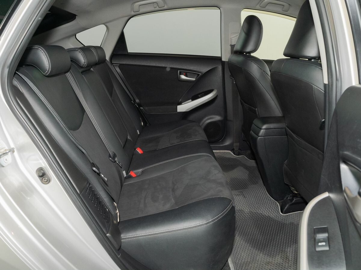Toyota Prius 2015 - фото автомобиля