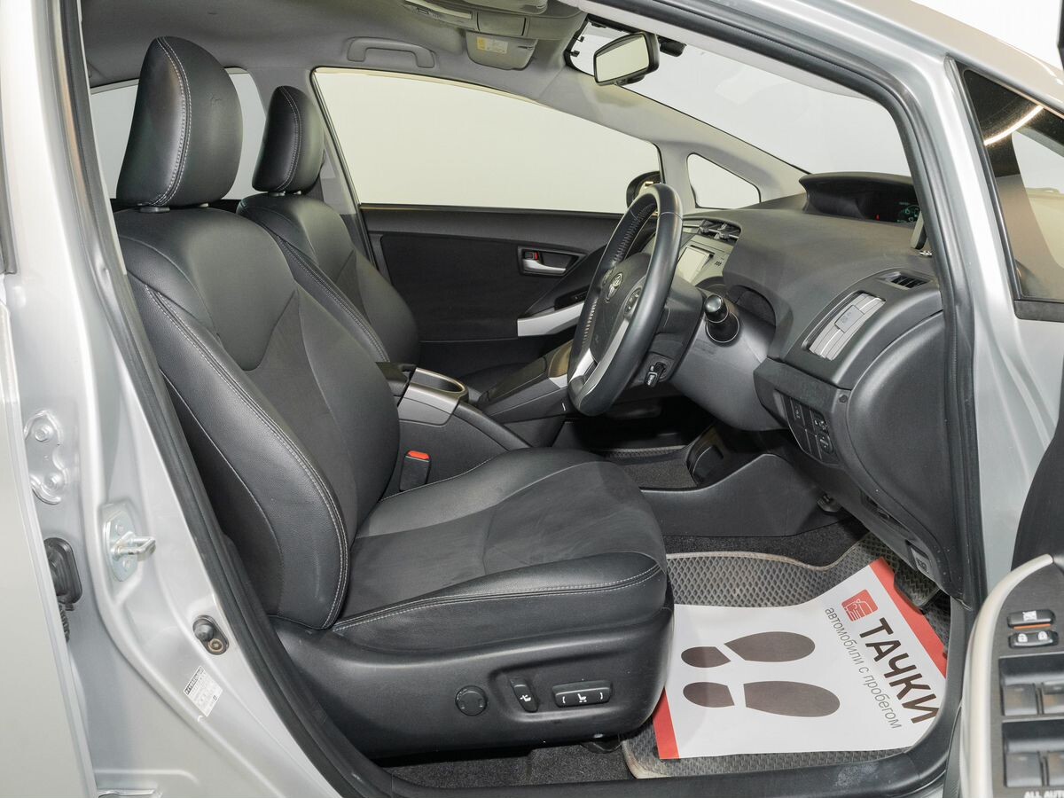 Toyota Prius 2015 - фото автомобиля