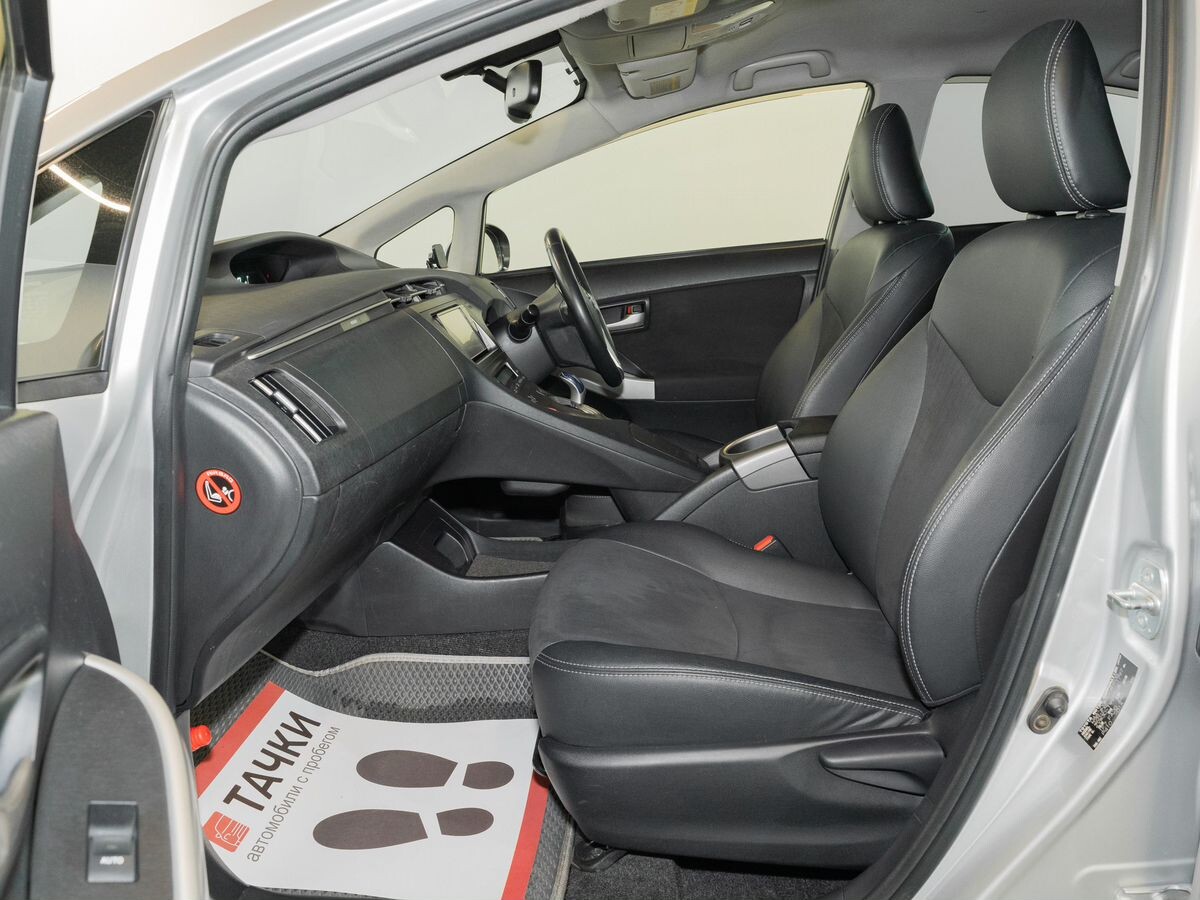 Toyota Prius 2015 - фото автомобиля
