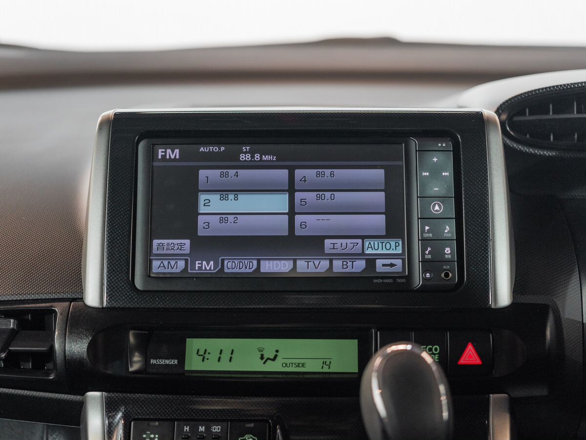 Toyota Wish 2012 - фото автомобиля