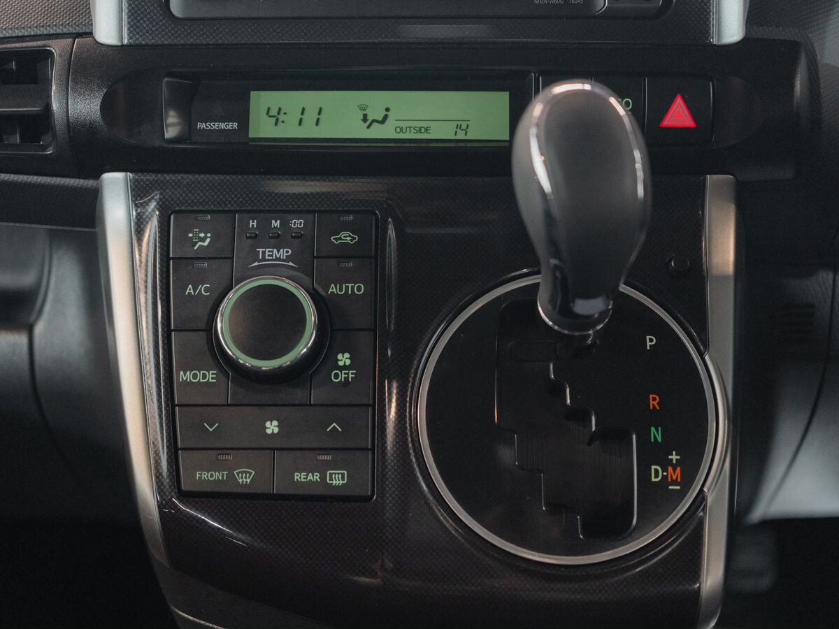 Toyota Wish 2012 - фото автомобиля