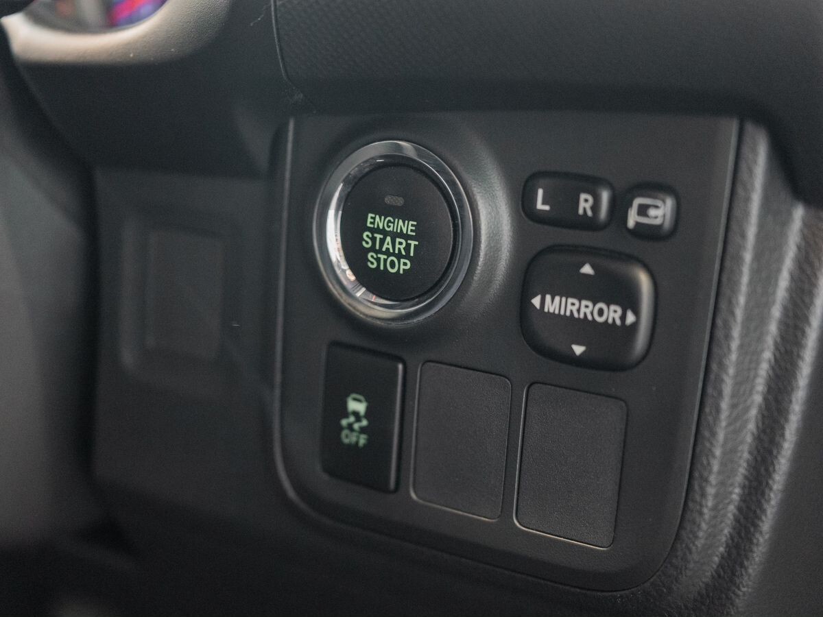 Toyota Wish 2012 - фото автомобиля