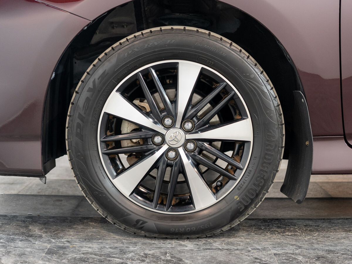 Toyota Wish 2012 - фото автомобиля