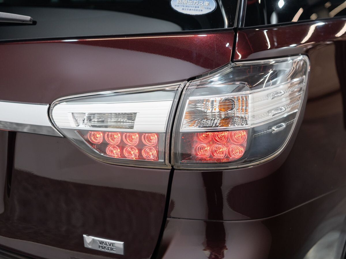 Toyota Wish 2012 - фото автомобиля