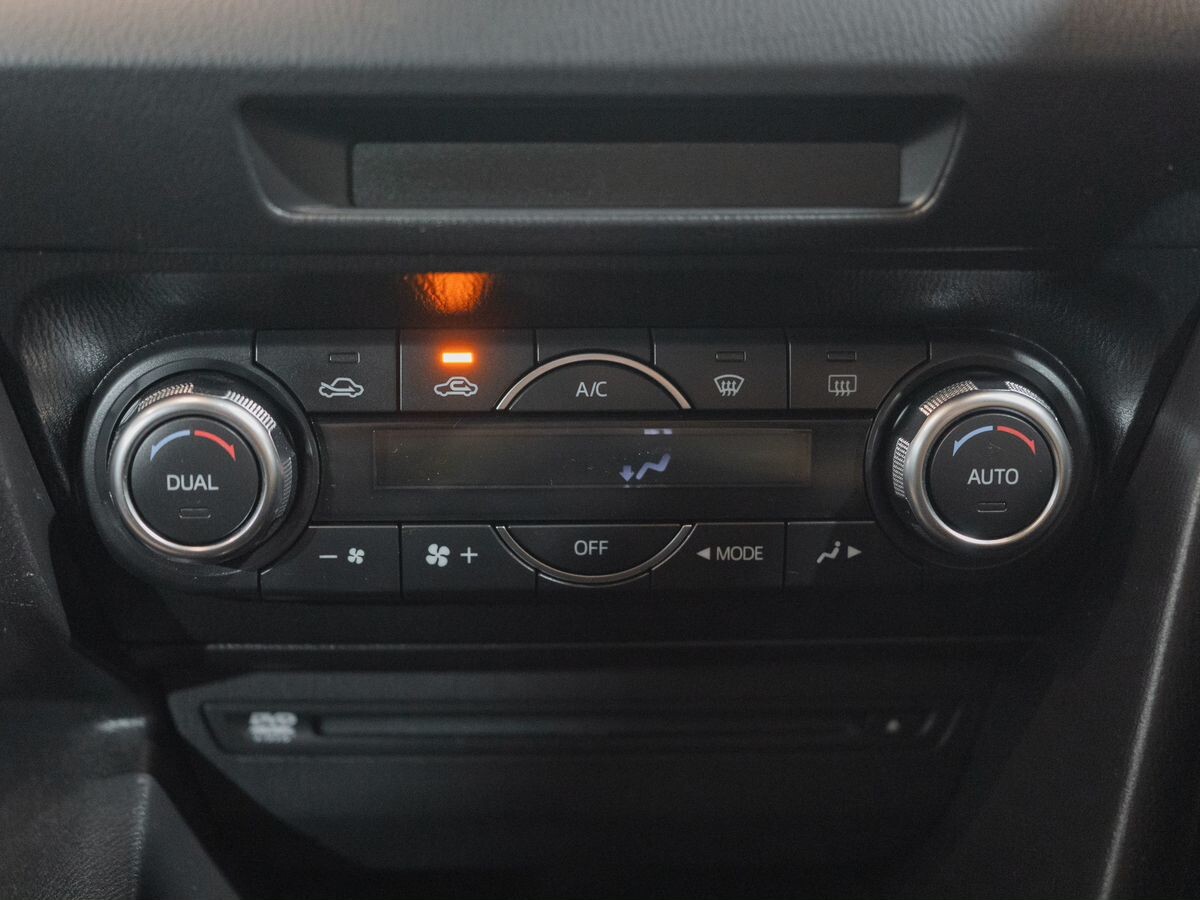 Mazda Axela 2015 - фото автомобиля