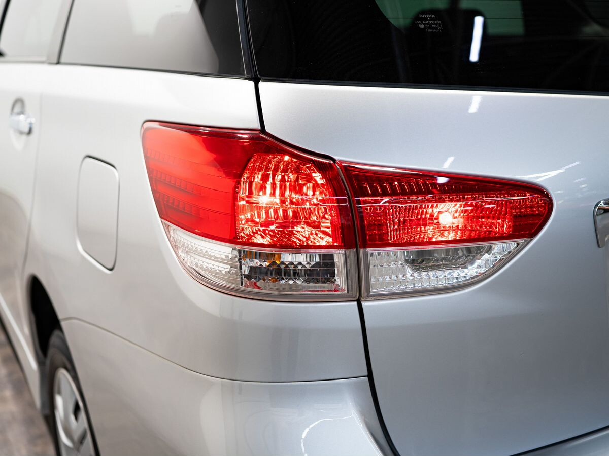 Toyota Wish 2009 - фото автомобиля