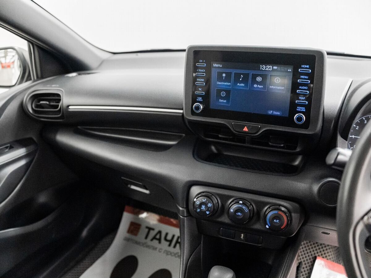 Toyota Yaris 2020 - фото автомобиля