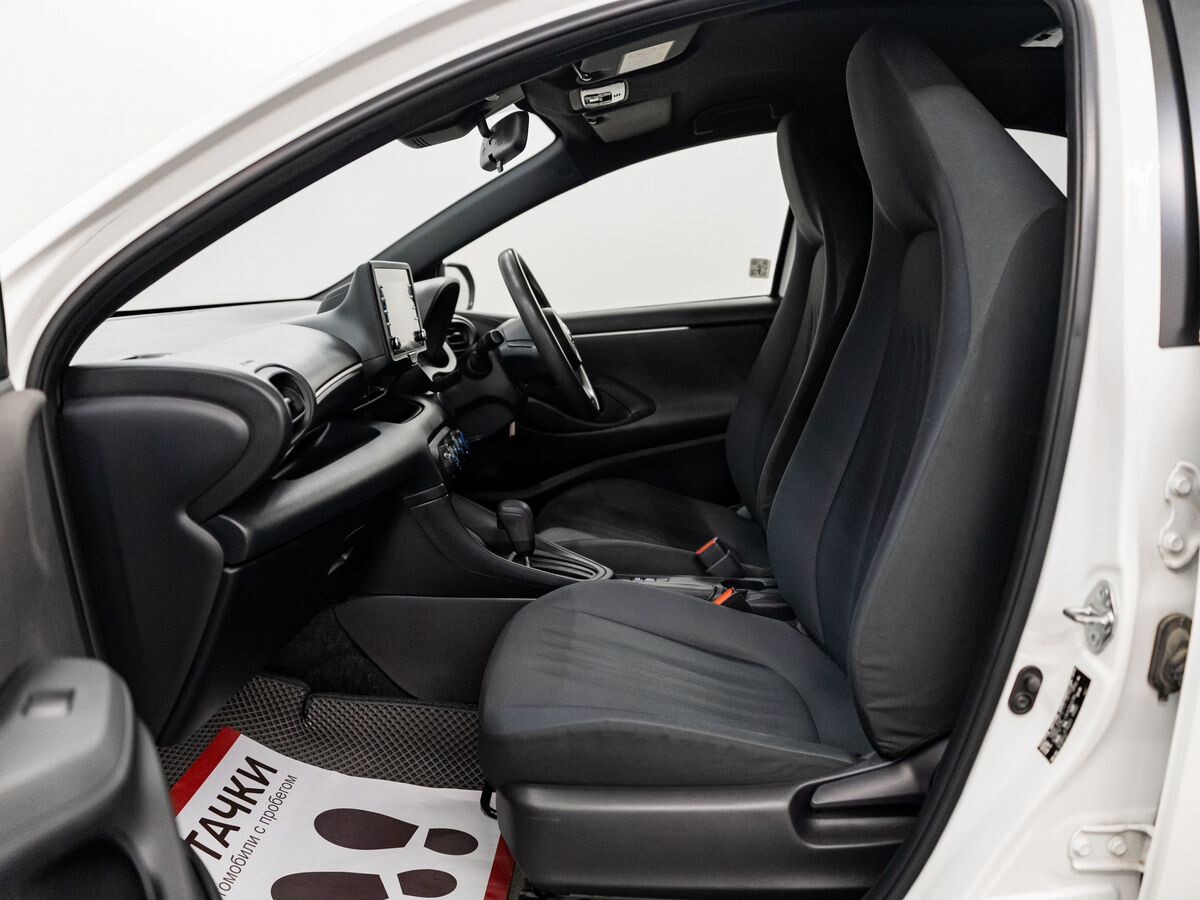 Toyota Yaris 2020 - фото автомобиля
