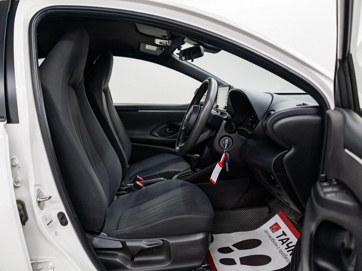 Toyota Yaris 2020 - фото автомобиля