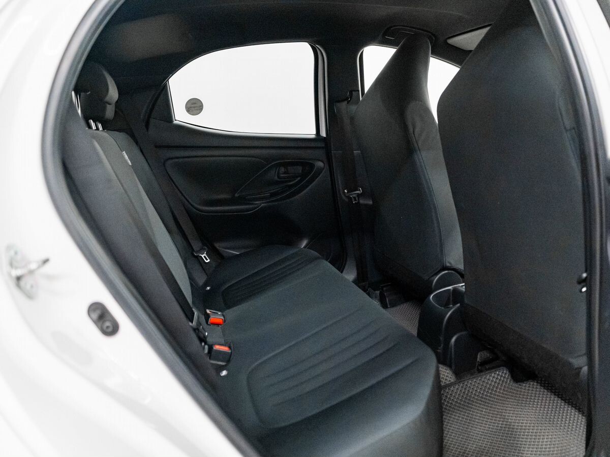 Toyota Yaris 2020 - фото автомобиля
