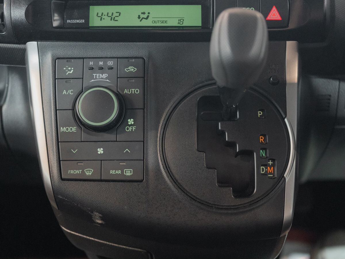 Toyota Wish 2012 - фото автомобиля