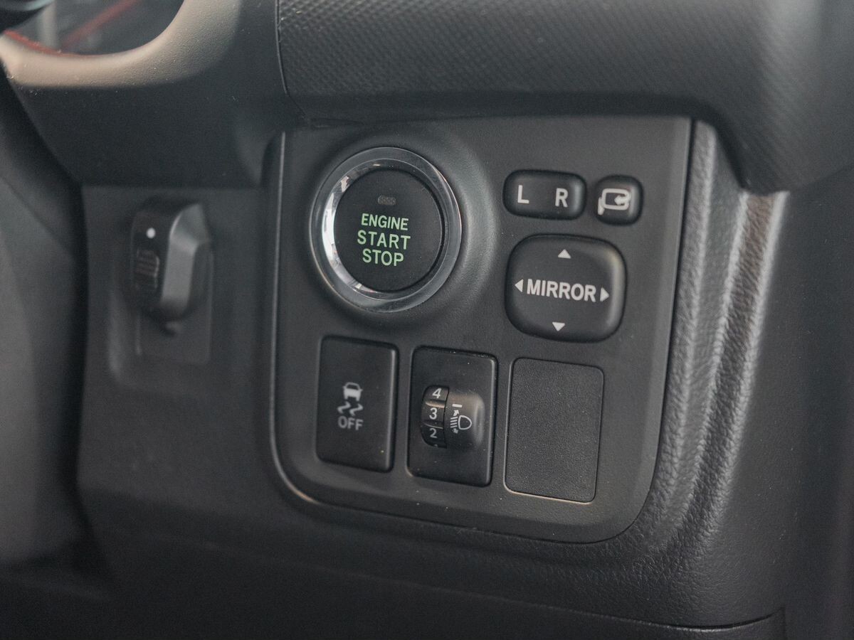 Toyota Wish 2012 - фото автомобиля