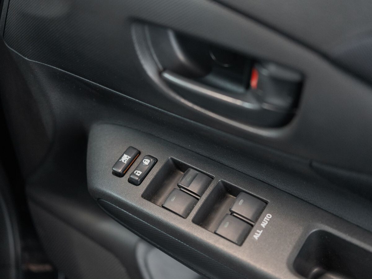 Toyota Wish 2012 - фото автомобиля