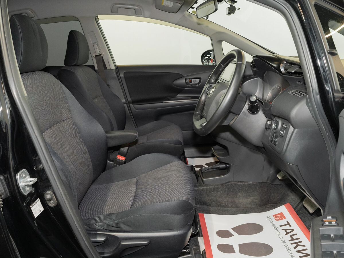 Toyota Wish 2012 - фото автомобиля