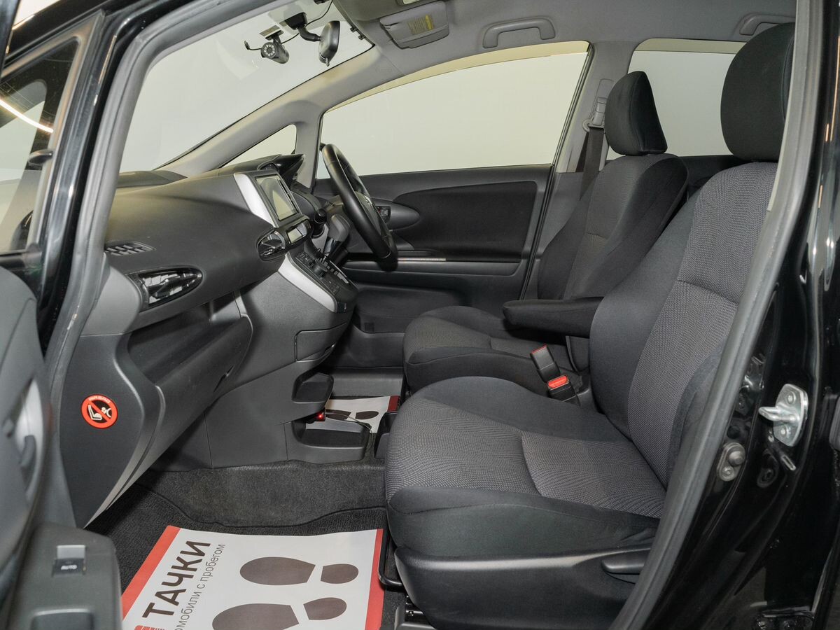 Toyota Wish 2012 - фото автомобиля