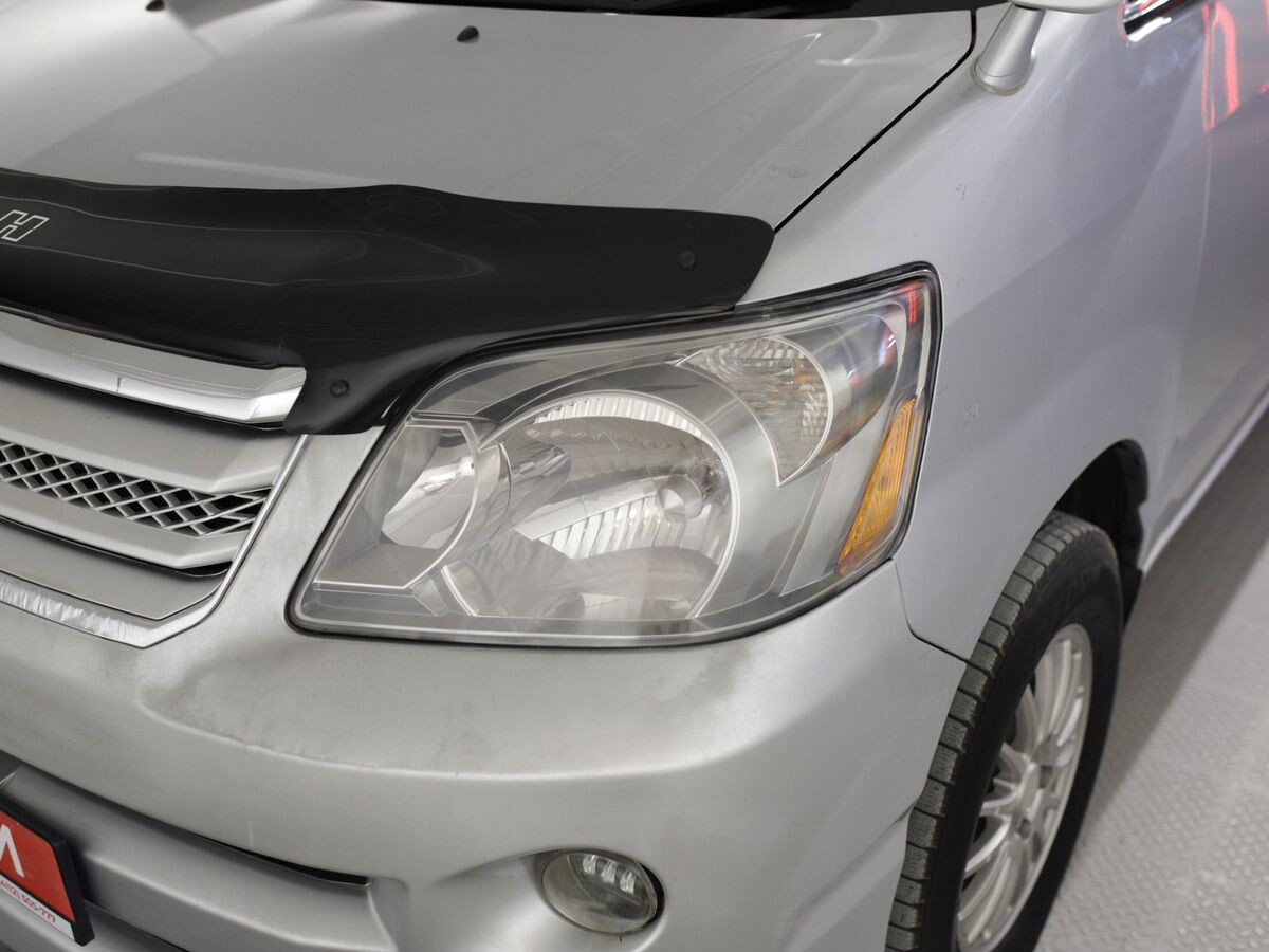 Toyota Noah 2005 - фото автомобиля