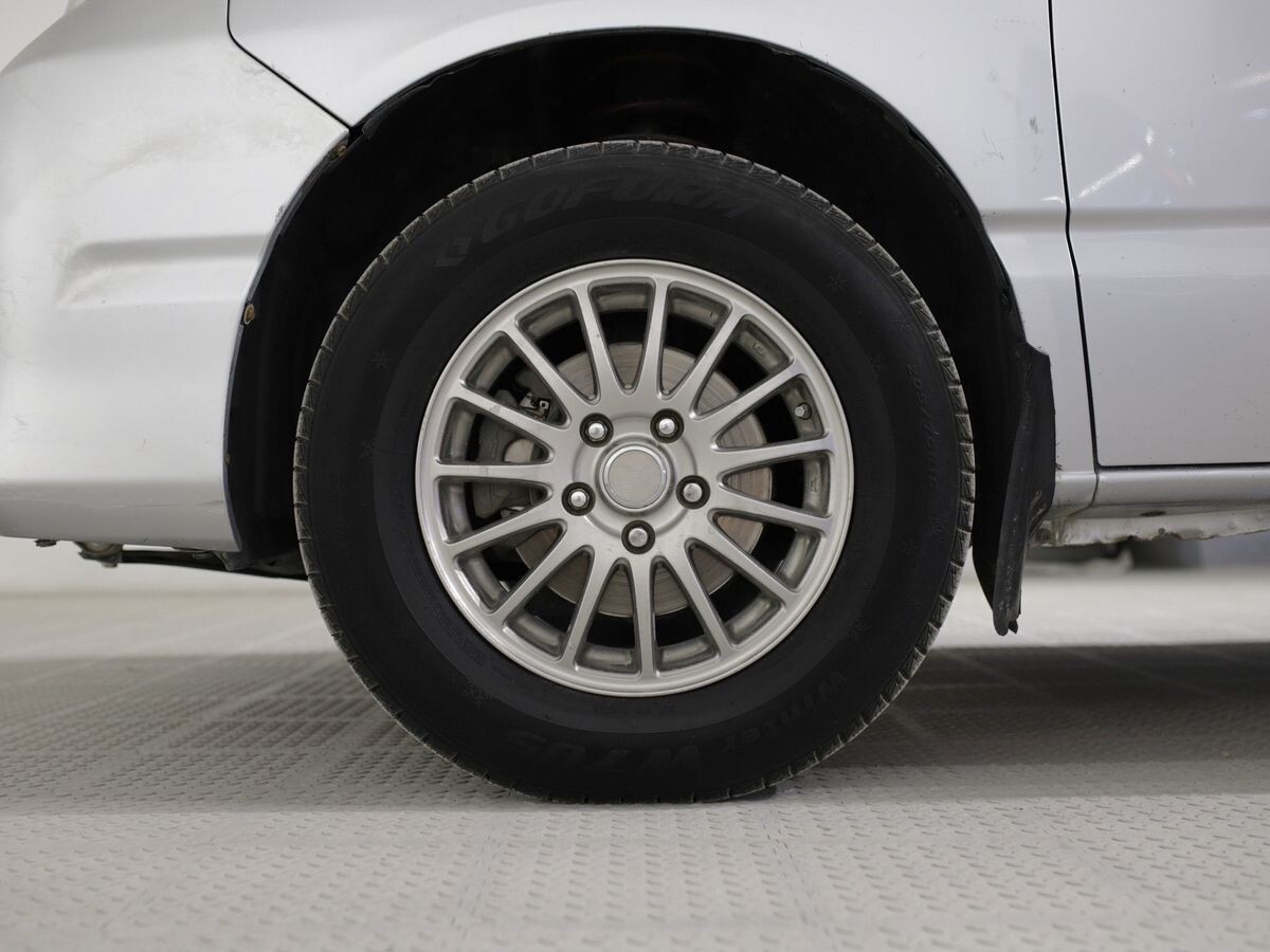 Toyota Noah 2005 - фото автомобиля