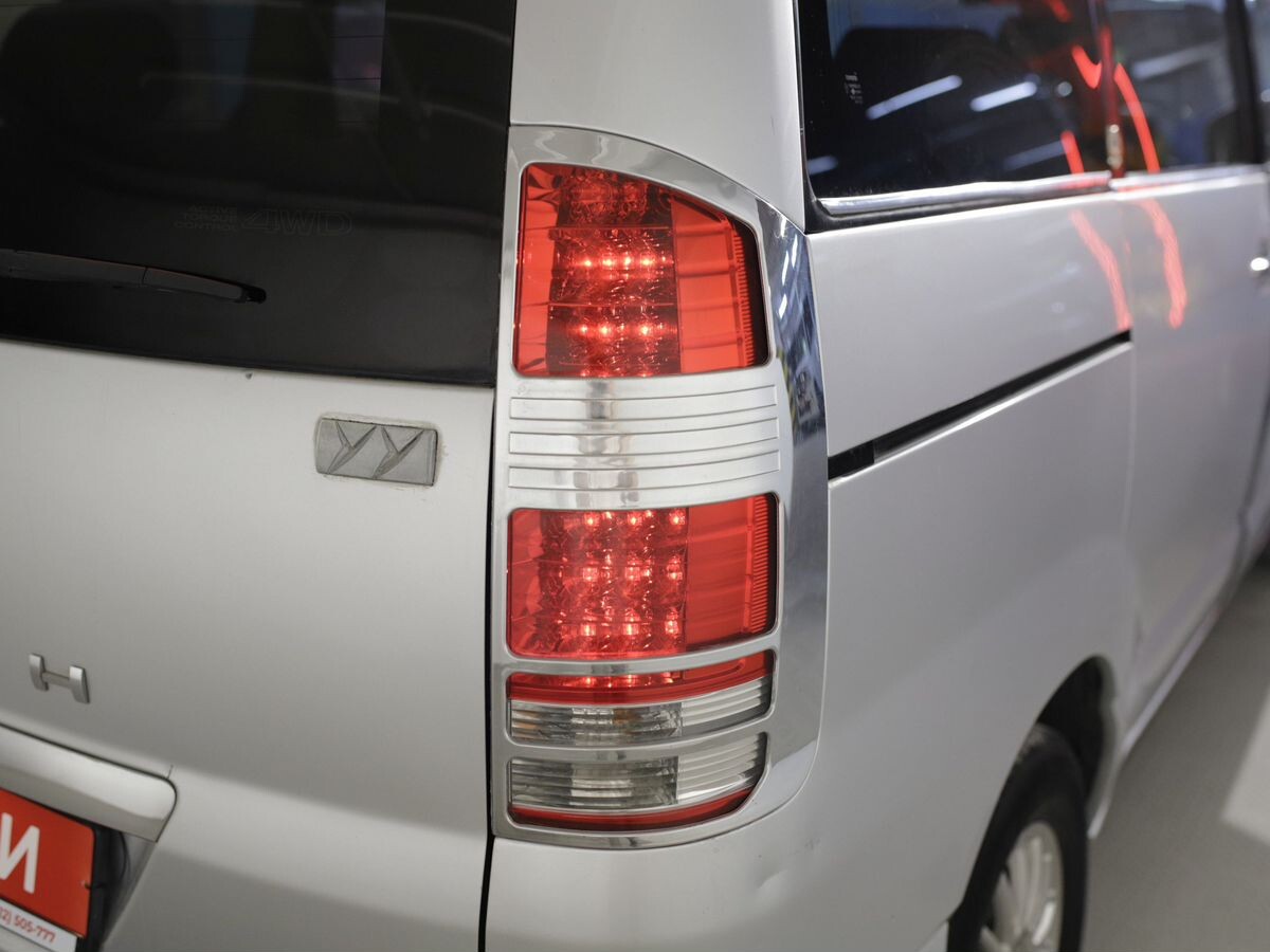Toyota Noah 2005 - фото автомобиля