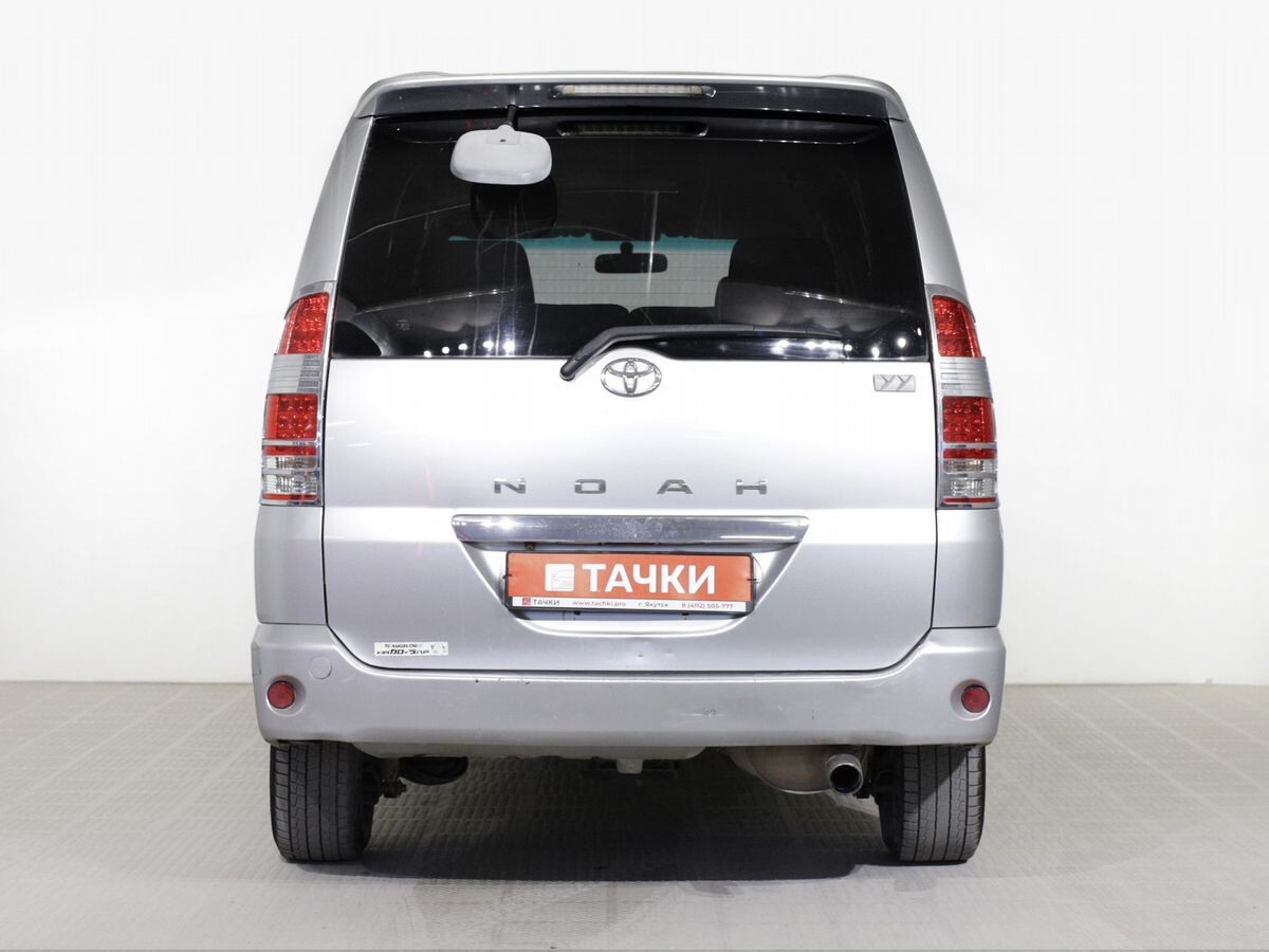 Toyota Noah 2005 - фото автомобиля