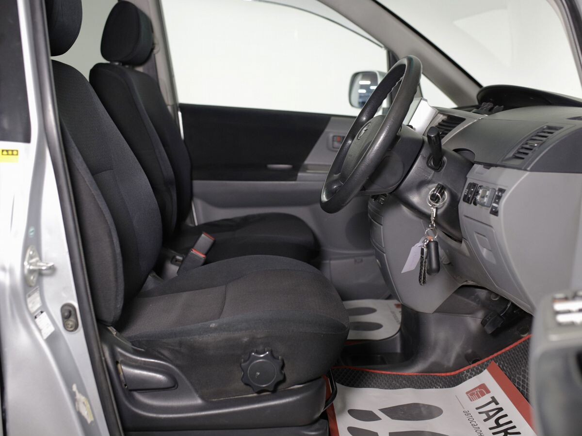 Toyota Noah 2005 - фото автомобиля