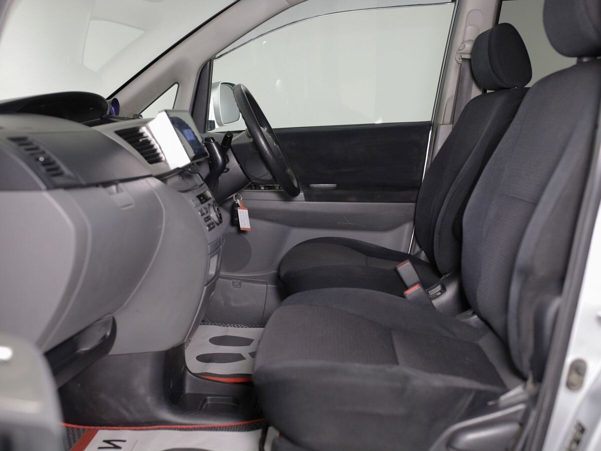 Toyota Noah 2005 - фото автомобиля