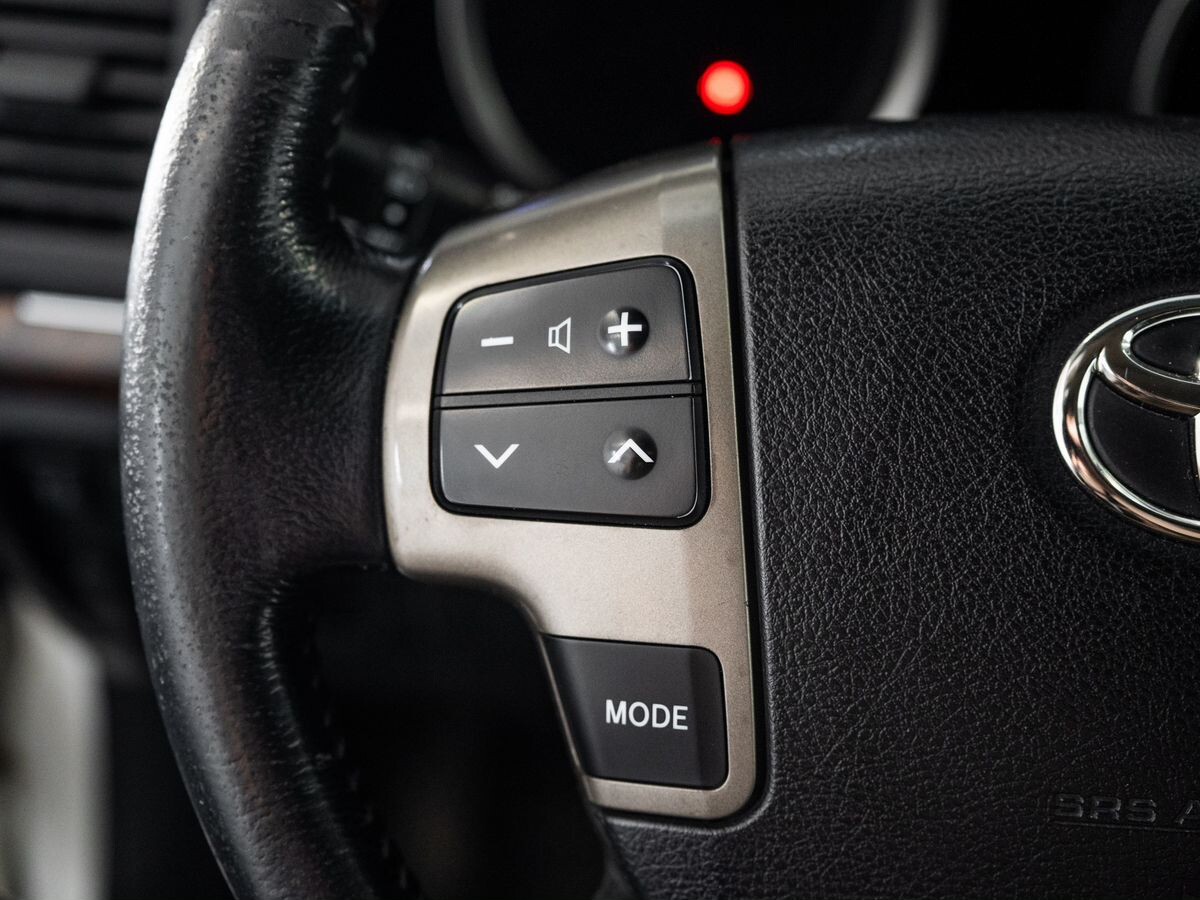 Toyota Land Cruiser 2011 - фото автомобиля