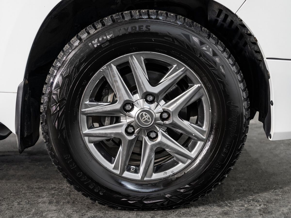 Toyota Land Cruiser 2011 - фото автомобиля