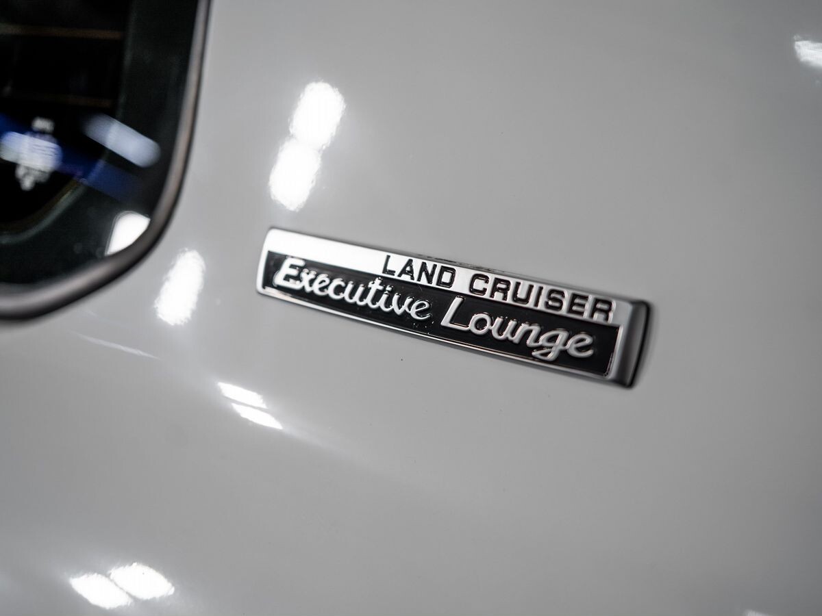 Toyota Land Cruiser 2011 - фото автомобиля