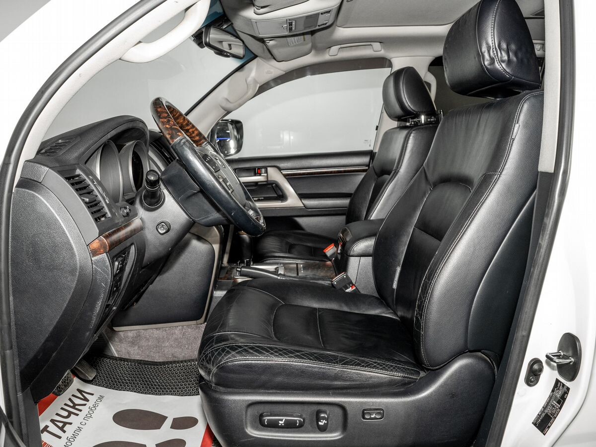 Toyota Land Cruiser 2011 - фото автомобиля