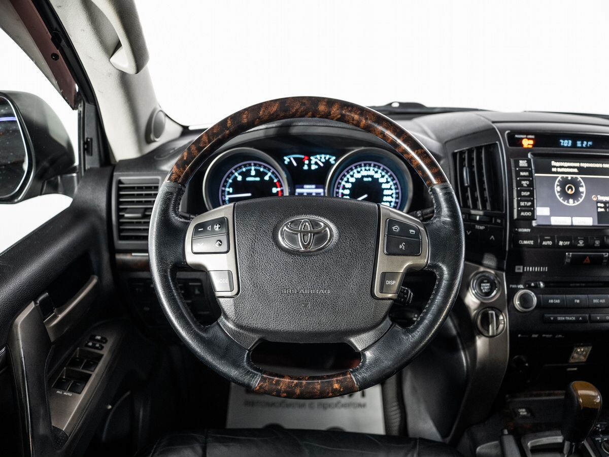 Toyota Land Cruiser 2011 - фото автомобиля