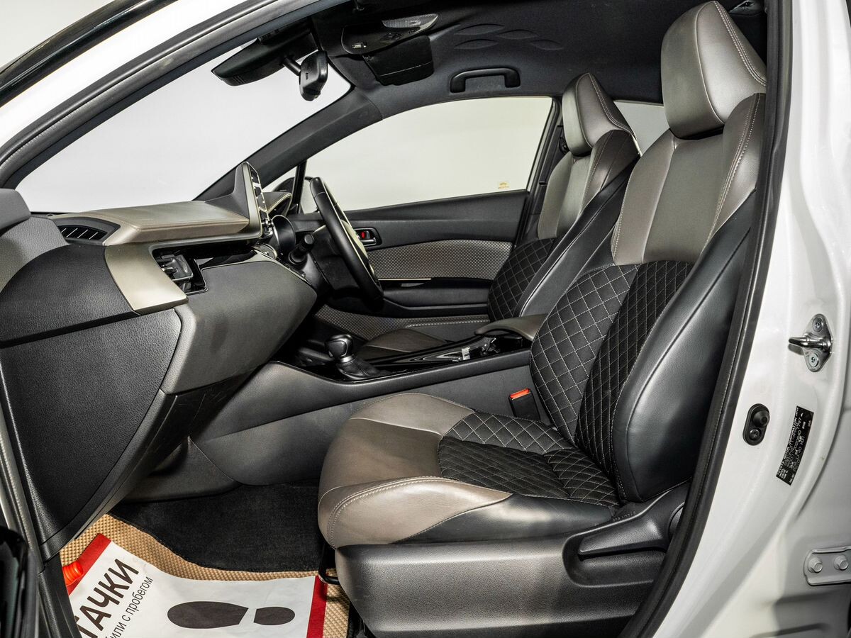 Toyota C-HR 2020 - фото автомобиля