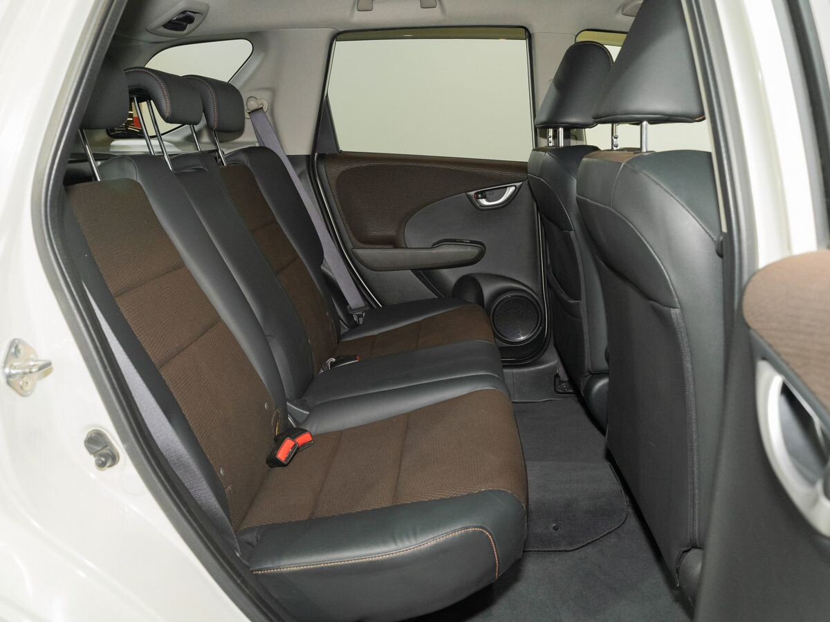 Honda Fit Shuttle 2012 - фото автомобиля