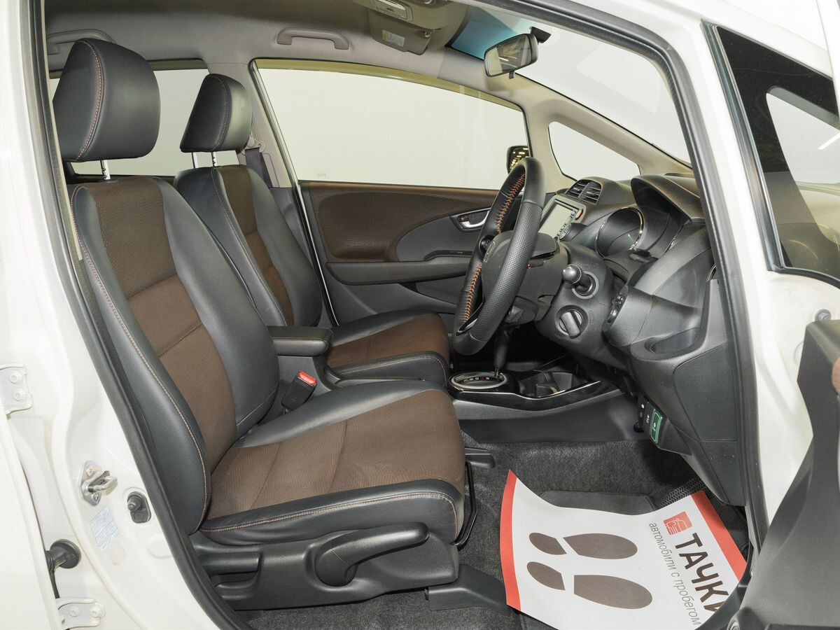 Honda Fit Shuttle 2012 - фото автомобиля