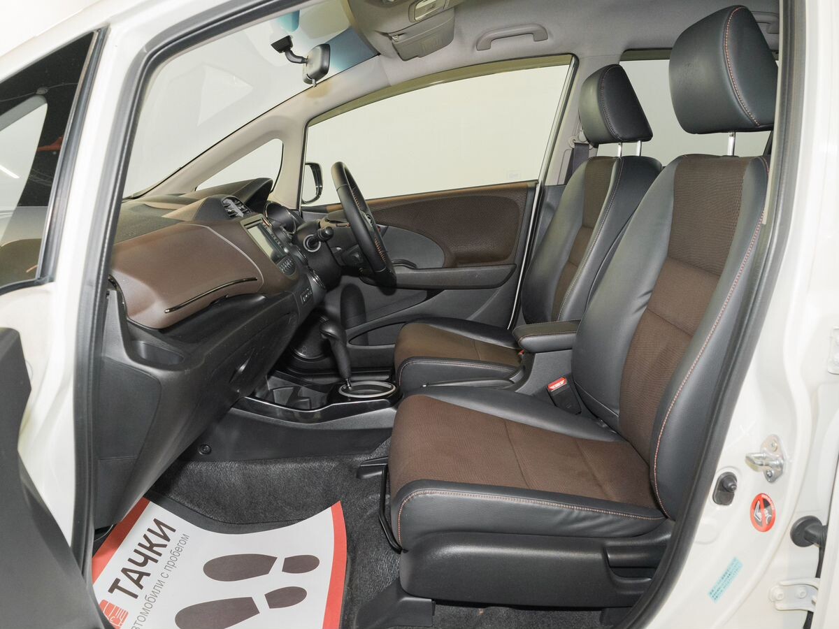 Honda Fit Shuttle 2012 - фото автомобиля