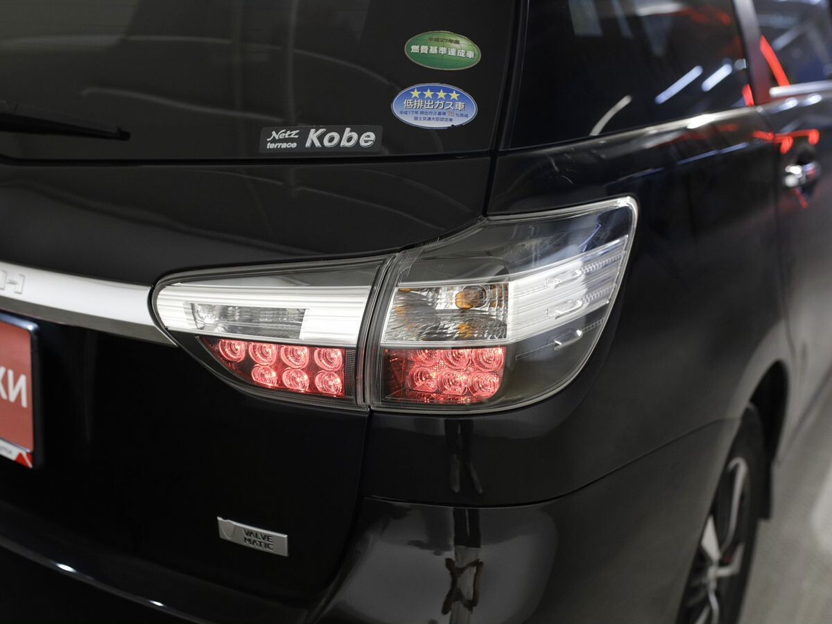 Toyota Wish 2015 - фото автомобиля